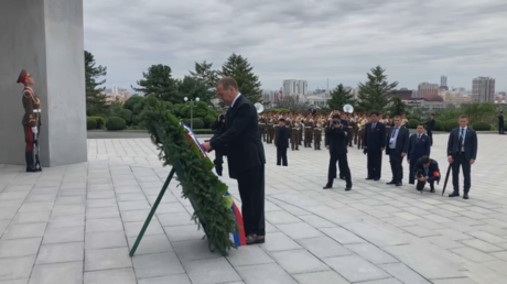 VIDEOS: Medvédev hace ofrenda floral ante las estatuas de Kim Il-sung y Kim Jong-il en Pionyang
