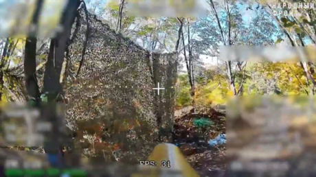 VIDEO: Drones FPV rusos aseguran la destrucción de un obús enemigo camuflado entre árboles