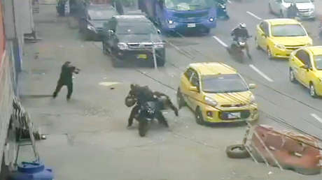 VIDEO: Tratan de robar a un hombre, pero cometen un error fatal