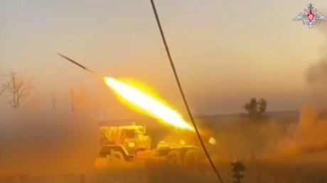VIDEO: Lluvia de cohetes rusos hace explotar puntos de control de drones y bastiones ucranianos