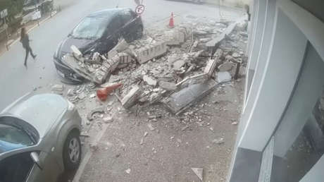 VIDEOS: Dos mujeres evitan por poco un accidente mortal en plena calle