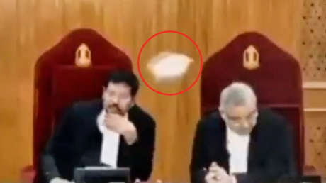 VIDEO: Abogado "guiado por una fuerza divina" tira zapato al presidente del Supremo de la India