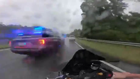 VIDEO: Motociclista es arrollado al huir a toda velocidad y bajo lluvia de tres patrullas en EE.UU.