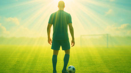 ¿Quién es el cardenal gris del primer futbolista multimillonario que maneja sus finanzas?