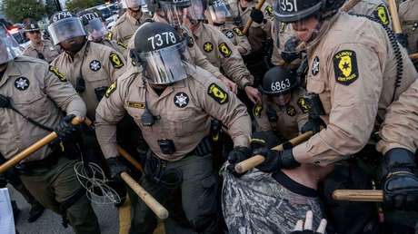 VIDEO: Manifestantes y la Policía se enfrentan fuera del centro ICE de Illinois