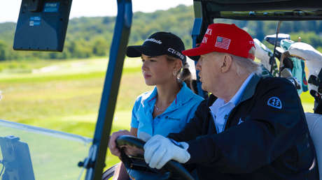 VIDEO: Trump habla con su nieta sobre Putin y Zelenski mientras juegan al golf