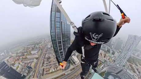 VIDEO: Salta desde el rascacielos más alto de la Unión Europea