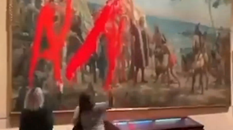 Activistas lanzan pintura roja a un cuadro de Cristóbal Colón en un museo de Madrid (VIDEO)