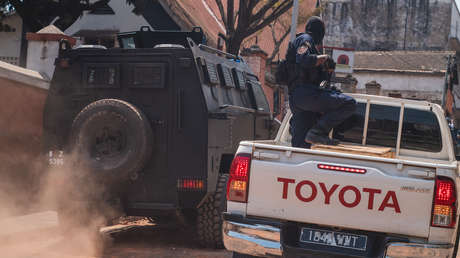 El presidente de una nación africana huye del país en un avión militar francés tras protestas