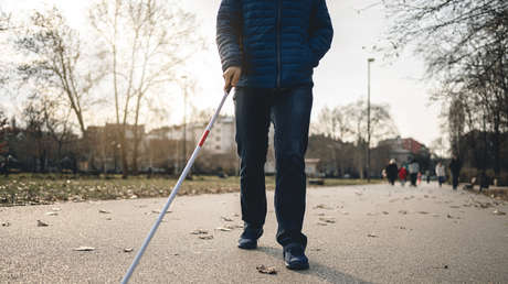 Finge ceguera por más de 50 años, estafando más de un millón de euros a su país