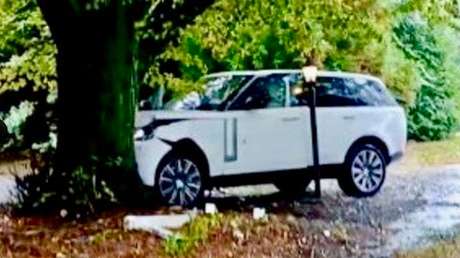 VIDEO: Momento en que el coche de Alec Baldwin se estrella contra un árbol