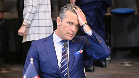 Aterriza de emergencia el avión con el secretario de Guerra de EE.UU. a bordo