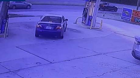 VIDEO: Roba un coche, pero lo devuelve y se disculpa al descubrir un bebé dentro