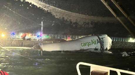 Un Boeing 747 de carga choca contra un vehículo y cae al mar en el aeropuerto de Hong Kong