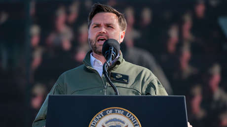 Proyectil explota sobre caravana de Vance en evento militar