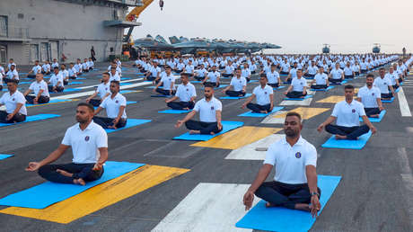 India exhíbe su poderío militar con una sesión de yoga en portaviones (FOTOS)
