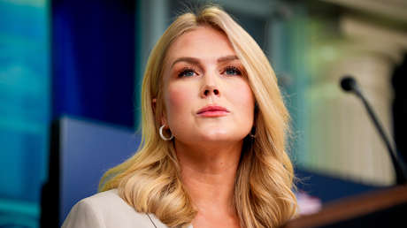 Revelan un chat donde Leavitt reprendió duramente a un periodista mencionando su madre