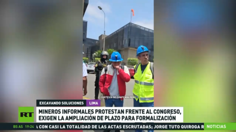 Mineros informales protestan frente al Congreso peruano exigiendo mejoras legales