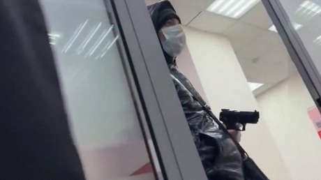 Ladrón se niega a llevarse más dinero del que tenía planeado a pesar de las insistencias (VIDEO)