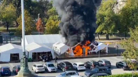 Incendio y disparos frente al Parlamento serbio (VIDEOS)