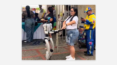 Robot se roba el 'show' bailando cumbia (VIDEO)