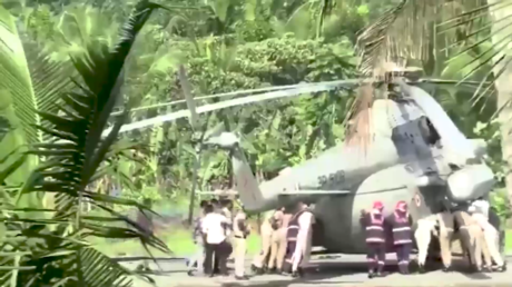 VIDEO: Helicóptero con la presidenta india 'se hunde' en plataforma de aterrizaje