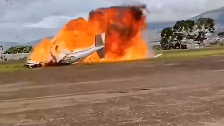 VIDEO: Una avioneta se incendia tras estrellarse contra el asfalto