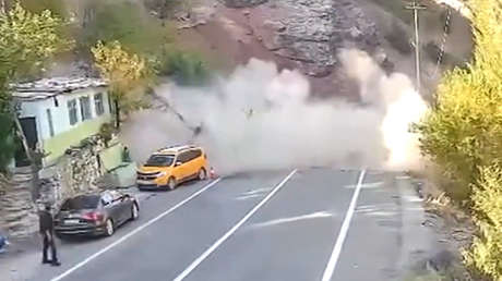 Roca gigante cae con violencia y se salva por unos metros (VIDEO)