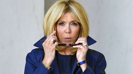 La primera dama de Francia descubre en el sitio web de impuestos que figura como 'Jean-Michel, conocido como Brigitte Macron'