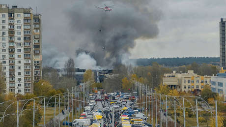 IMÁGENES de gran incendio en Kiev tras intensos ataques rusos