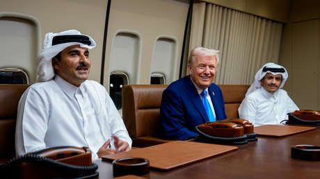 VIDEO: Trump se reúne con el emir y el primer ministro de Catar a bordo de su avión presidencial