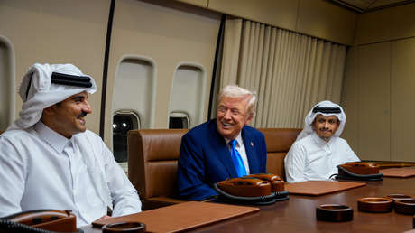 FOTO: Trump mira la UFC mientras se reúne con altos cargos cataríes en el Air Force One