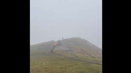 VIDEO: Angustiosa 'lucha' de un hombre contra potente viento