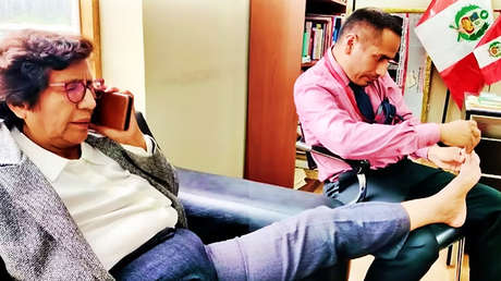 Asesor cortándole las uñas a congresista: la "humillación" que desata indignación en Perú