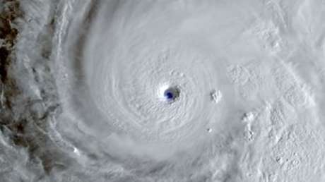 INCREIBLE VIDEO: Así se ven los relámpagos dentro del huracán Melissa