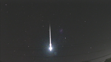 VIDEO HIPNÓTICO: Una potente bola de fuego ilumina los cielos japoneses