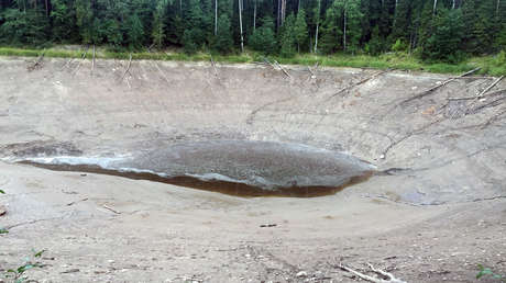'Fosa negra': el inusual fenómeno que hizo desaparecer un lago entero (FOTOS)