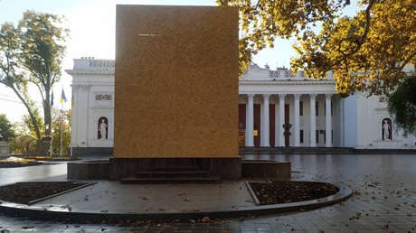 VIDEO: Tapan con maderas en Ucrania histórico monumento al 'padre' de la poesía rusa