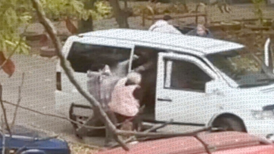 VIDEO: Intenta liberar a un movilizado y recibe gas lacrimógeno en la cara