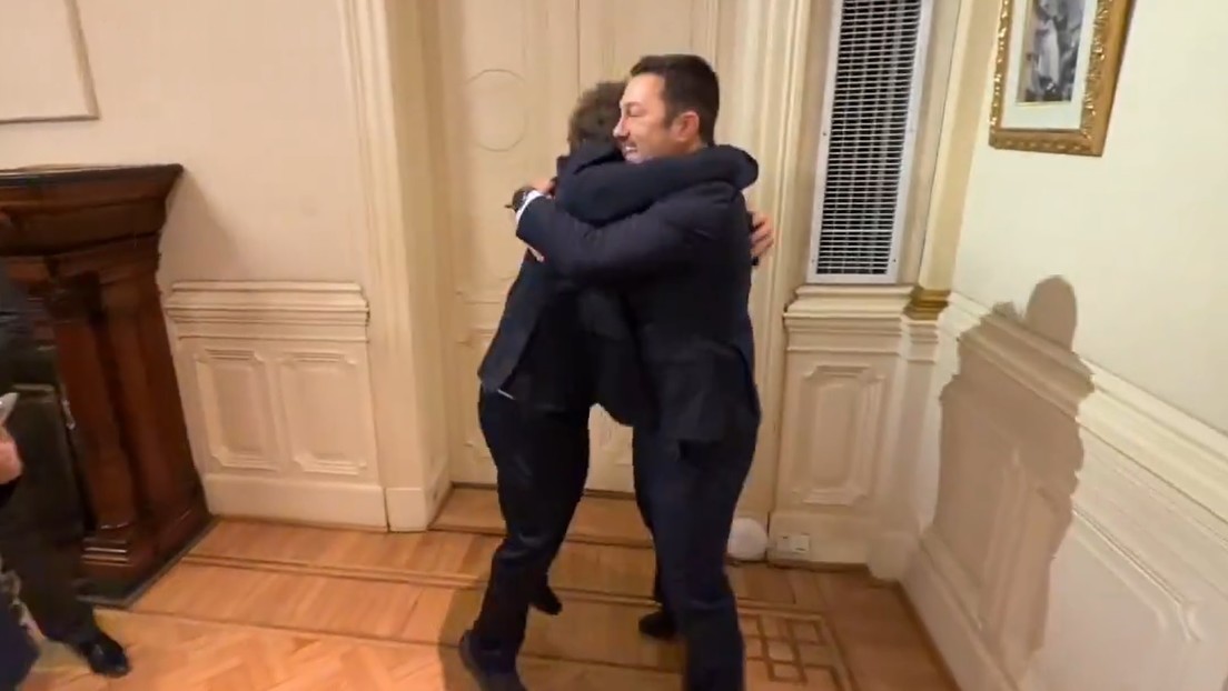 VIDEO: El efusivo abrazo de Milei a su ministro de Defensa