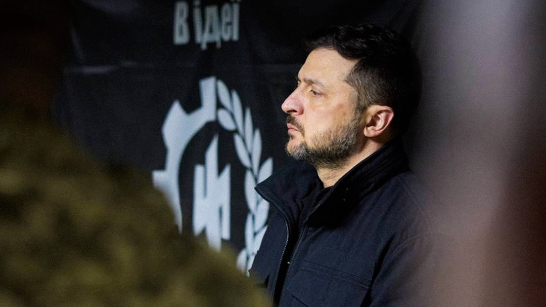 VIDEO: Zelenski condecora a militares que llevan parches con las letras "SS"