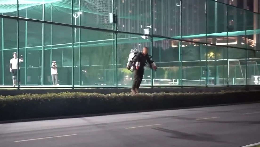 VIDEO: Prueban en China una novedosa 'mochila voladora'