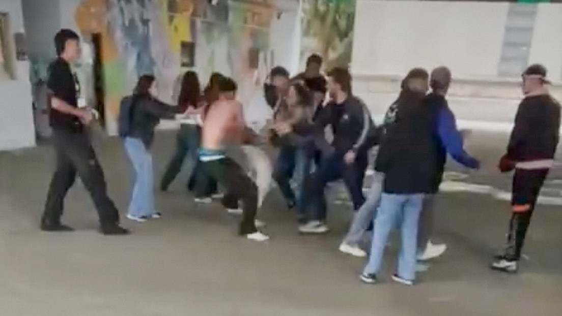 Alumno expulsado de una escuela argentina irrumpe con un palo y desata una violenta pelea