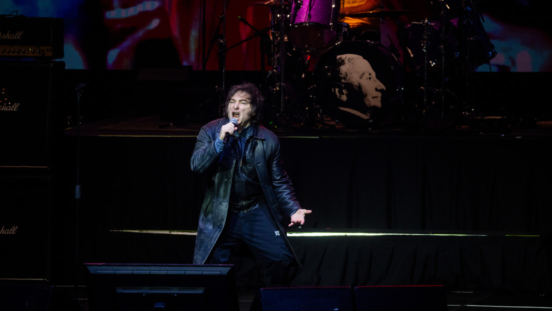 Milei celebra que AC/DC lo "invitó" a cantar en su visita a Argentina (pero era una 'fake news')