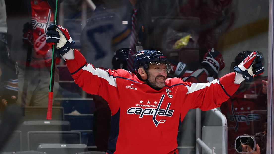VIDEO VIRAL: Ovechkin marca su gol número 900, pero portero le trata de robar el 'show'