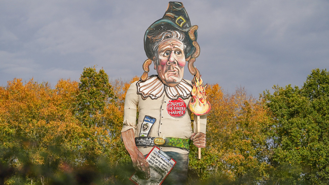 VIDEO: Una efigie de Keir Starmer con salchichas en la cabeza será quemada en una fiesta