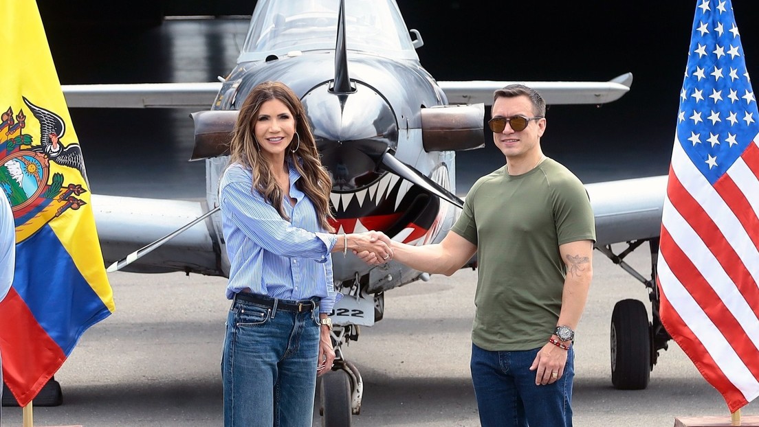 Secretaria cazamigrantes de Trump inspecciona instalaciones militares en Ecuador para posible base