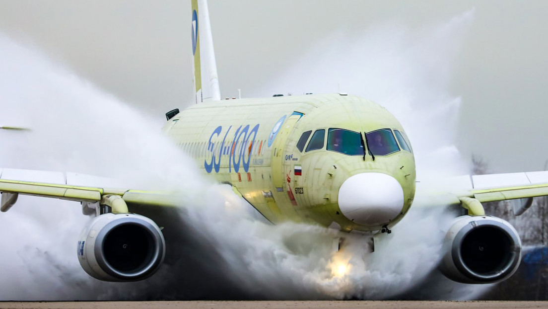 ¿Para qué metieron en una 'piscina' el avión civil SJ-100 con piezas 100  % rusas? (VIDEO)