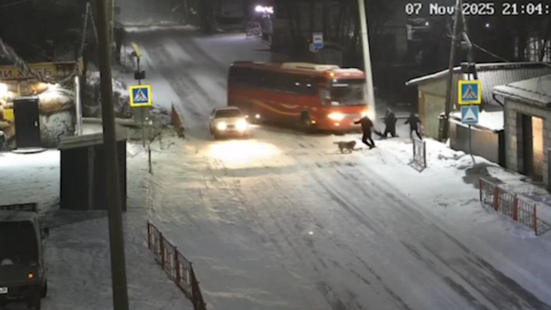 VIDEO: Autobús pierde el control y casi atropella a peatones