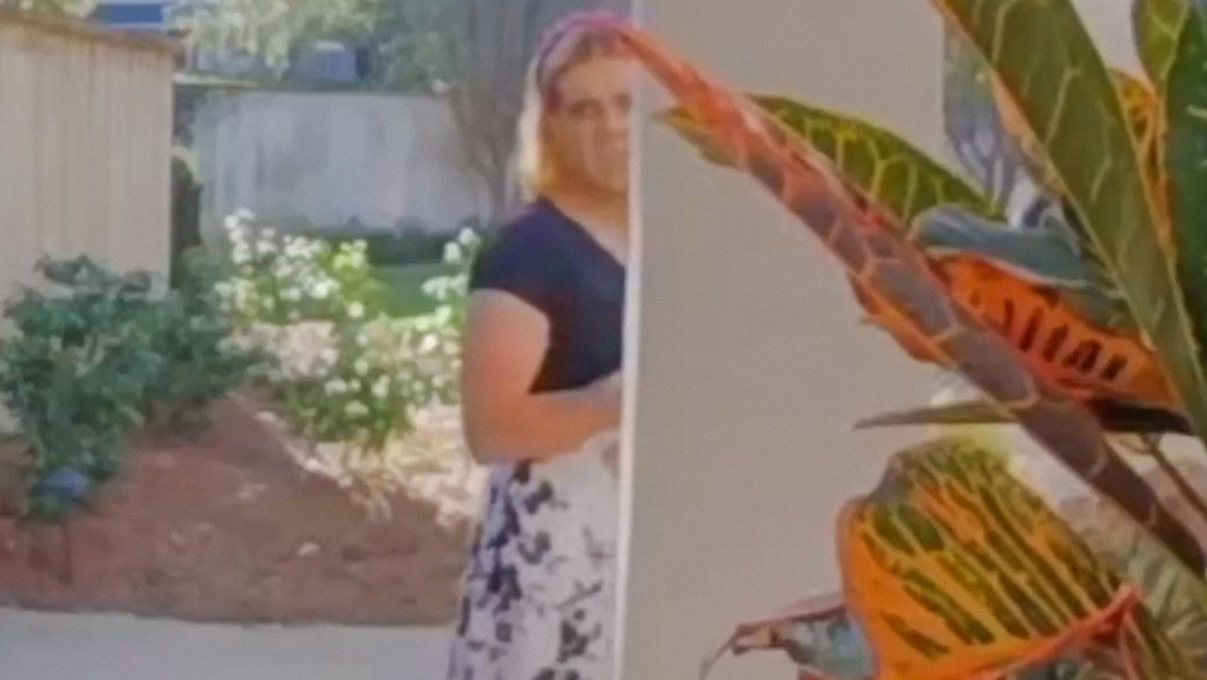 VIDEO: Se disfraza de mujer para robar paquetes ¡y una cámara lo delata!